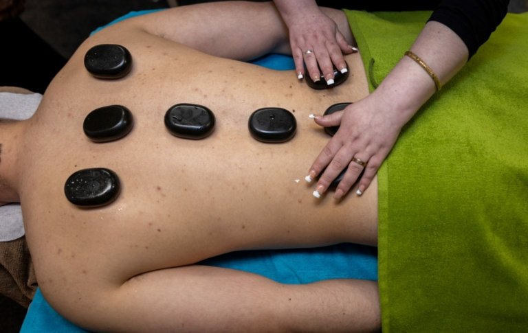 Hot stone massage in Amsterdam De Pijp at Beauty Lounge – relax muscles and improve circulation. BIO- SCULPTURAL FACE LIFT THERAPY