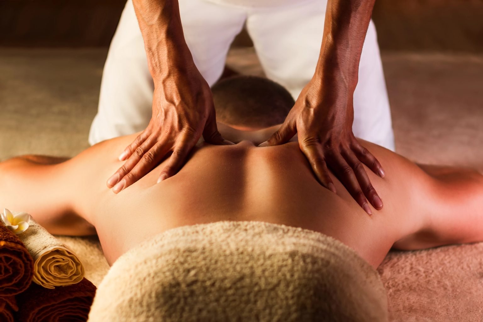 Deep tissue massage in Amsterdam De Pijp at Beauty Lounge – relieve chronic pain and muscle tension.