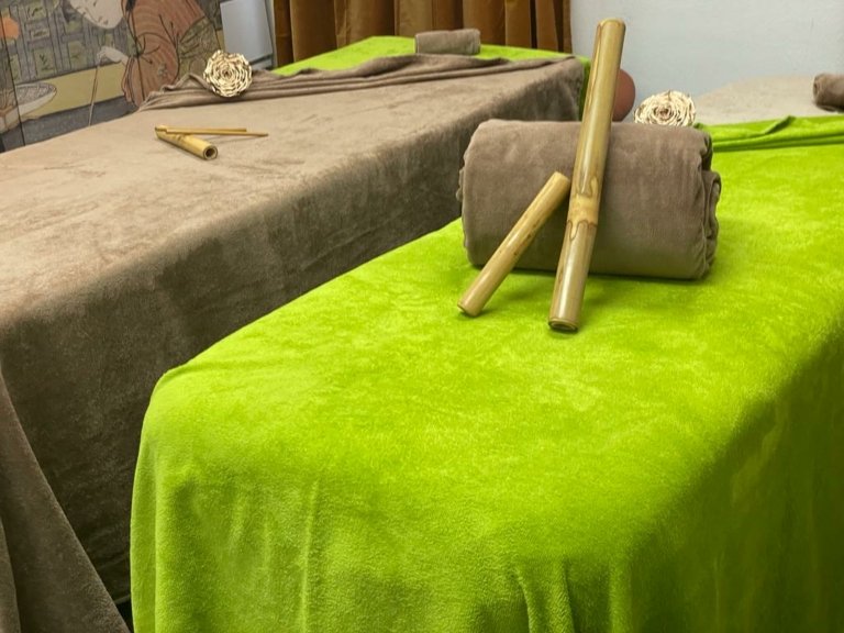 Pressure point massage for migraine and headache relief in Amsterdam De Pijp at Beauty Lounge.
